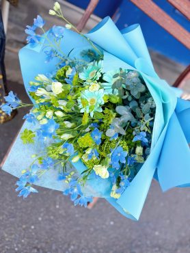 奥様のお誕生日に奥様の髪色と同じカラーの花束を作ってくださいとお電話でご注文いただきました！
奥様の髪色は水色とグリーンだそう！
なんてお洒落な奥様！！
奥様が喜んでくれますように…